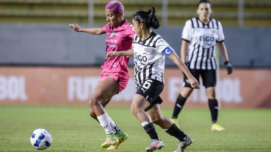 Jugadoras de Dragonas IDV y Libertad Limpeño, en el estadio Gonzalo Pozo Ripalda, el 20 de octubre de 2022.