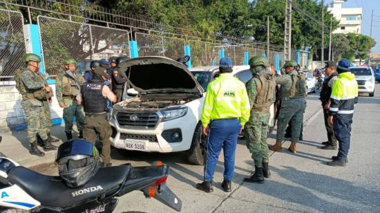 Militares participan de un operativo de control de armas en el sector de Urdenor, en Guayaquil, este 4 de octubre de 2022.