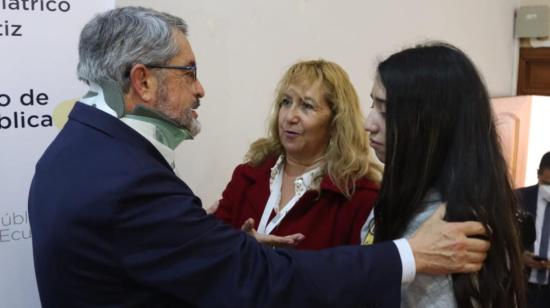 El ministro de Salud, José Ruales, conversa con pacientes con enfermedades raras, tras anunciar el inicio del registro, el 20 de octubre de 2022.