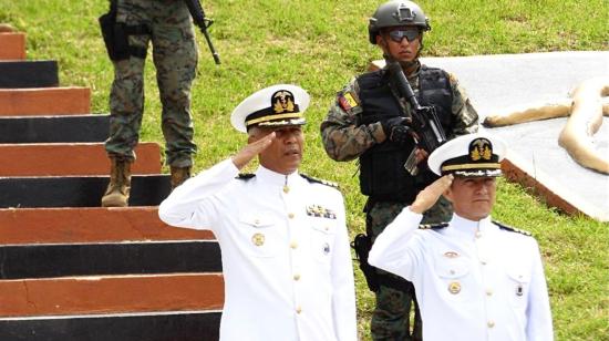 Ceremonia de entrega de insignias a Grumetes de Infantes de Marina, a cargo del entonces jefe de Estado Mayor, Luis Kon