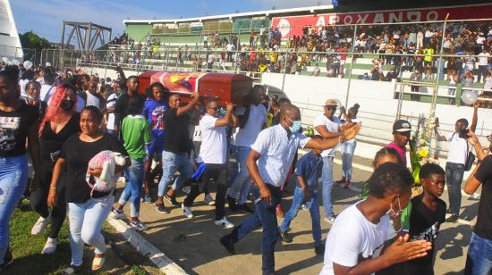 Familiares y amigos asisten al funeral de Álex Quiñónez, en el estadio Folke Anderson de Esmeraldas, el 24 de octubre de 2021.