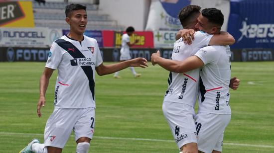 Los jugadores de Liga celebran uno de los goles ante Macará, en Ambato, el 22 de octubre de 2022.