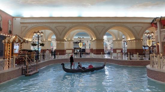 Vista panorámica del centro comercial Villaggio, en Doha, inspirado en la ciudad italiana de Venecia.