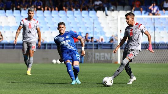 Diego García, de Emelec, ejecuta un pase en el partido ante Técnico Universitario, en Guayaquil, el 22 de octubre de 2022.