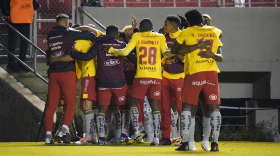 Los jugadores de Aucas celebran uno de los goles ante Gualaceo, en Quito, el 23 de octubre de 2022.