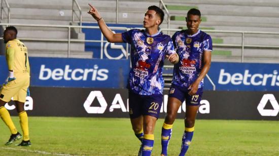 Michael Mieles, de Delfín, festeja su gol ante Universidad Católica, en Manta, el 23 de octubre de 2022.