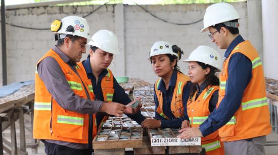 Técnicos de la empresa Curimining, en el proyecto Curipamba, ubicado en Bolívar.