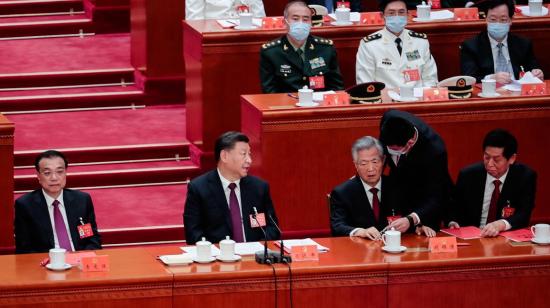 El presidente chino Xi Jinping, junto al expresidente Hu Jintao, en la clausura del congreso del Partido Comunista, el 22 de octubre de 2022. 