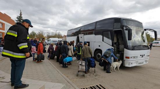 Civiles ucranianos abandonan la ciudad ocupada de Jerson, con dirección a Crimea, el 22 de octubre de 2022. 