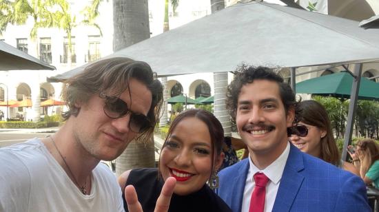 El actor británico Matt Smith posa junto a dos de sus fanáticos, en Samborondón, el 22 de octubre de 2022. 