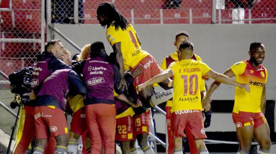 Los jugadores de Aucas celebran uno de los goles ante Gualaceo, en Quito, el 23 de octubre de 2022.