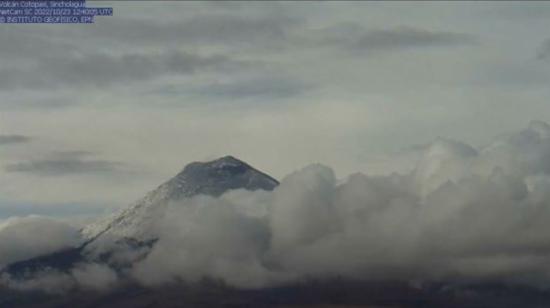 El domingo 23 de octubre, la cumbre del volcán Cotopaxi apareció con una capa de ceniza gris oscura.