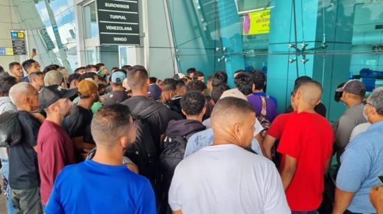 Migrantes irregulares venezolanos se aglomeraron en busca de un boleto para regresar a Venezuela, en el Aeropuerto de Ciudad de Panamá.