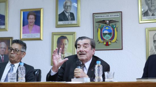 Manuel Muñoz, presidente de la Confederación Nacional de Jubilados y Pensionistas de Montepío del Ecuador (Cnjpe), en rueda de prensa anuncia desacuerdos sobre elección de vocal de afiliados al IESS, el 24 de octubre de 2022, en Quito.