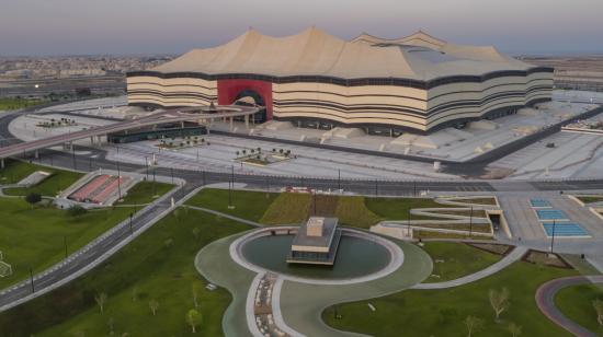 Varias mujeres caminan en la Ciudad Cultural de Katara, en Qatar.