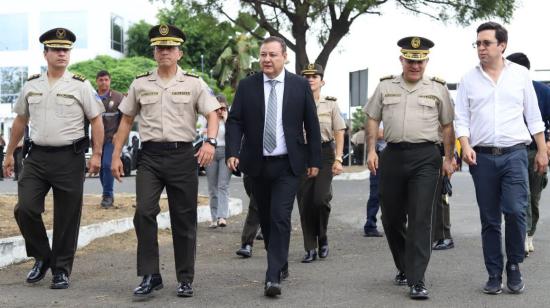 Juan Zapata (centro), ministro del Interior, junto a oficiales de la Policía, durante una reunión con los jefes de zonas y subzonas, el 17 de octubre de 2022.