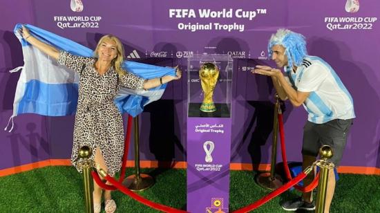Marcelo Martínez, junto a su esposa, posan para una foto con la Copa del Mundo, en Qatar.