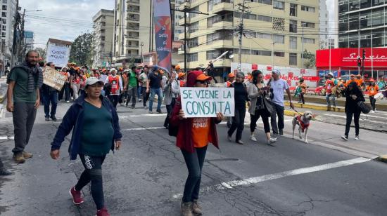 El colectivo Quito Sin Minería entregó en el CNE las firmas para la consulta popular por el Chocó Andino. Quito, 24 de octubre de 2022.