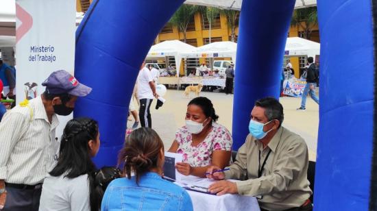 El Ministerio del Trabajo promociona los servicios de su bolsa de empleo en una feria en Santa Elena, el 30 de septiembre de 2022.