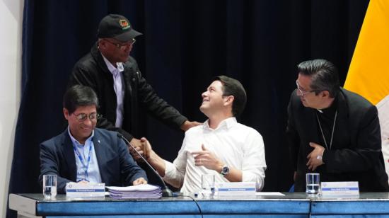 El presidente de la Fenocin, Gary Espinoza, saluda con el ministro Francisco Jiménez en el cierre de las mesas de diálogo. Quito, 14 de octubre de 2022.