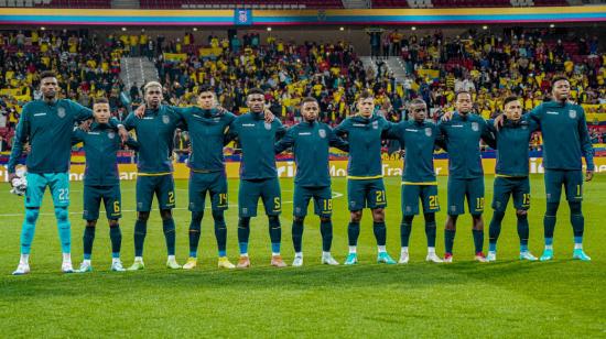 Los futbolistas de la selección ecuatoriana se abrazan durante el himno nacional, el 12 de noviembre de 2022, en Madrid.