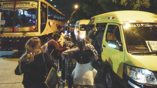 Momento del traslado de un grupo de migrantes venezolanos desde el Aeropuerto de Guayaquil hacia albergues de la ciudad, el 26 de octubre de 2022.