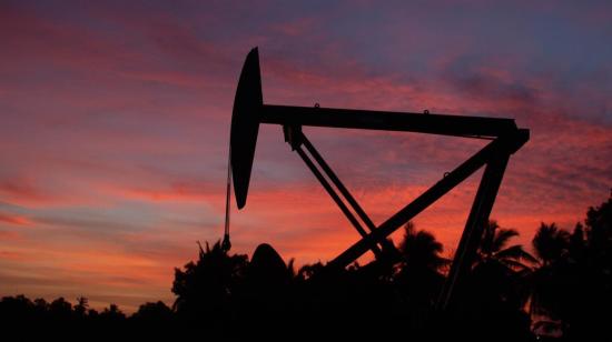 Un balancín extractor de petróleo en el Lago de Maracaibo, el 17 de agosto de 2022, en Maracaibo (Venezuela).