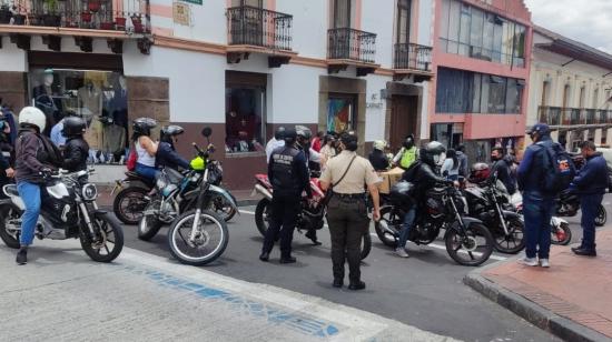 Policías realizan un operativo contra la delincuencia en el Centro Histórico de Quito, el 4 de octubre de 2022.