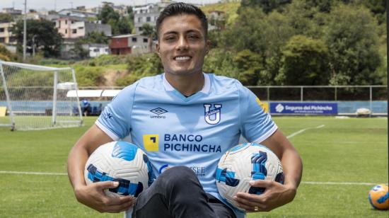 Marco Carrasco posa en el Complejo de la Armenia, después de un entrenamiento de la Universidad Católica. 