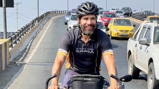 Diego Alonso llega a Guayaquil en su bicicleta, el 26 de octubre de 2022.