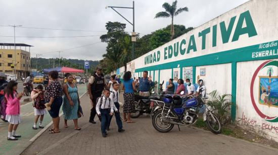 Estudiantes de la escuela 5 de Agosto, en Esmeraldas, el 26 de agosto de 2022.