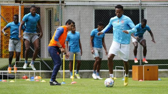 Michael Estrada conduce una pelota durante una práctica en la Casa de la Selección, el 27 de octubre de 2022.