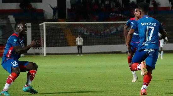 Los jugadores de Olmedo festejan un gol anotado en el Estadio Olímpico de Riobamba por la Serie B.