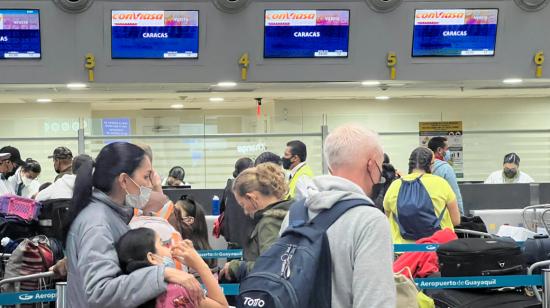 Migrantes venezolanos en el área de salida internacional del Aeropuerto de Guayaquil, rumbo a Caracas, el 28 de octubre de 2022.