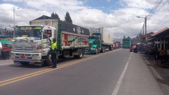 Imagen referencial de vehículos de transporte de productos en Ecuador, en octubre de 2022.