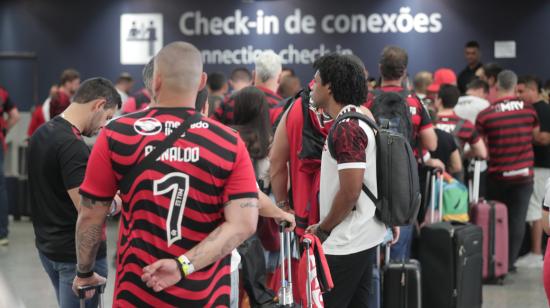 Hinchas de Flamengo esperan sin poder abordar en el lobby del Aeropuerto Internacional do Galeão, en Río de Janeiro (Brasil), el viernes 28 de octubre de 2022.