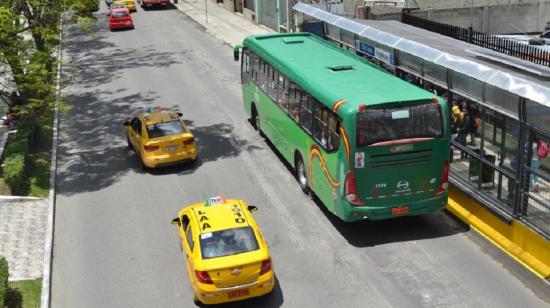 Panorámica de una estación de buses urbanos en las calles de Loja, el 29 de octubre de 2022. 