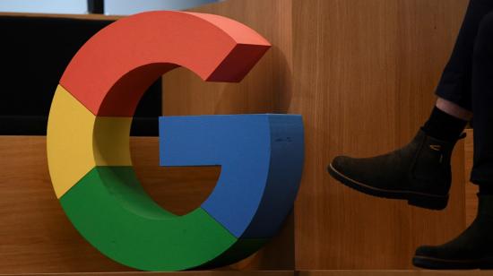 Logo de Google, junto al pie de un empleado. 