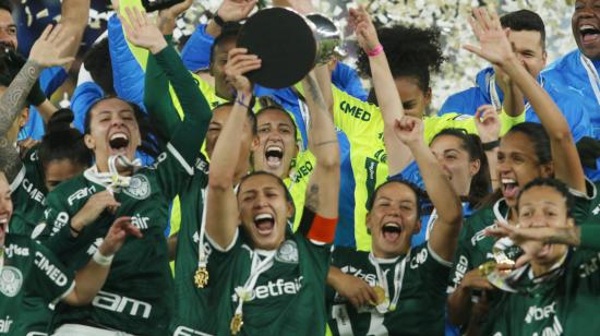 Las jugadoras de Palmeiras con el trofeo de la Copa Libertadores femenina luego de ganar la final ante Boca en Quito, el 28 de octubre de 2022.