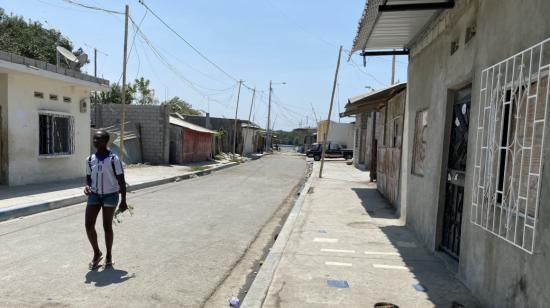 Imagen referencial de una estudiante en un barrio deprimido de Guayaquil. Diciembre de 2021.