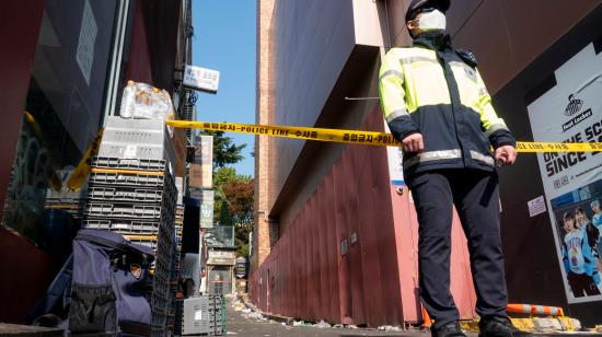 Imagen del callejón donde ocurrió la mortal estampida en Corea del Sur, el 30 de octubre de 2022. 