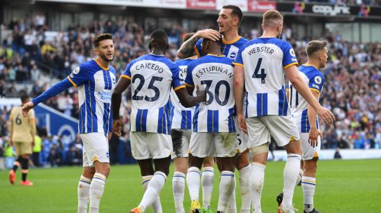 Los jugadores del Brighton abrazan a Pervis Estupiñán en el partido ante el Chelsea, el 29 de octubre de 2022.