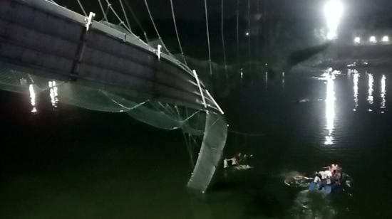 Parte dañada de un puente colgante después de que se derrumbara en la ciudad de Morbi en el estado occidental de Gujarat, India, el 30 de octubre de 2022. 