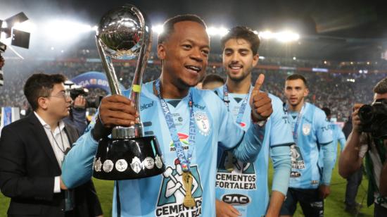 Romario Ibarra del Pachuca celebra con el trofeo del torneo Apertura 2022 de la Liga MX, en el estadio Hidalgo en Pachuca.