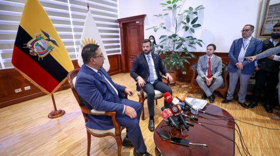 El ministro de Economía, Pablo Arosemena (d), junto al presidente de la Asamblea Nacional, Virgilio Saquicela, durante la entrega de la proforma presupuestaria 2023, el 31 de octubre de 2022. 