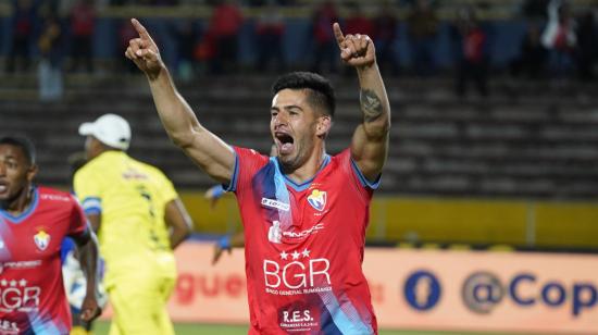 Ronie Carrillo celebra un gol ante Delfín en Quito, por Copa Ecuador, el 3 de agosto de 2022.