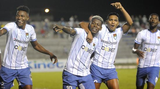 Los jugadores de 9 de Octubre celebran un gol ante IDV por la Copa Ecuador, el 21 de septiembre del 2022.