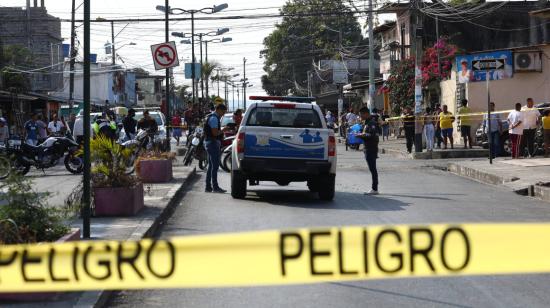 Agentes de la Policía fueron atacados en un patrullero en Guayaquil, el 1 de noviembre de 2022.