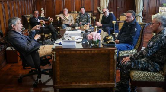 El presidente Lasso reunido con las autoridades de seguridad en el Palacio de Carondelet, el 1 de noviembre de 2022.