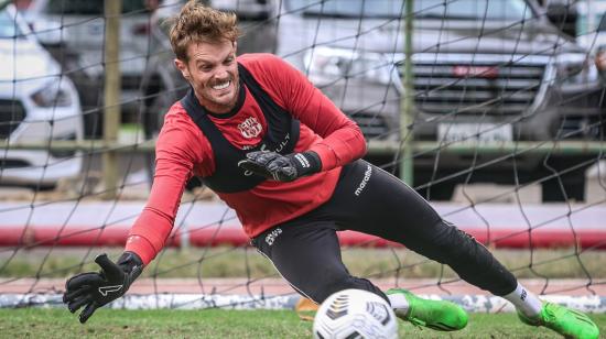 Javier Burrai ataja una pelota durante un entrenamiento con Barcelona, en 2022.